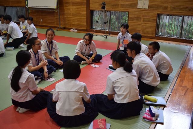 5-19 長(zhǎng)崎與中山學(xué)生親切交談.JPG